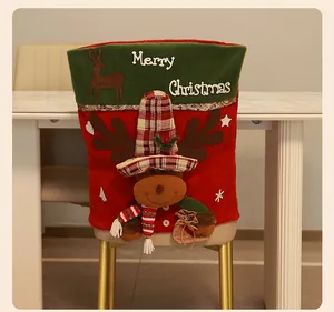 Vue détaillée d'une housse de chaise de Noël festive en feutre rouge et vert avec renne 3D.