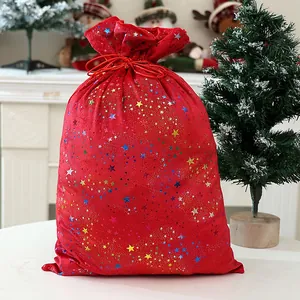 Grand sac cadeau de Noël en velours rouge avec étoiles colorées et cordon de serrage.