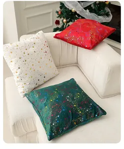 Lot de housses de coussin de Noël festives avec motifs d'étoiles dorées sur un canapé