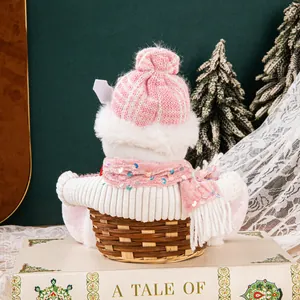 Cesta de regalo de Navidad con lentejuelas rosas para niños en una escena decorativa.