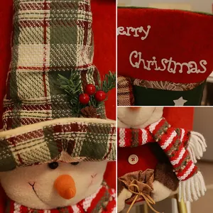 Housse de chaise de Noël festive avec un bonhomme de neige 3D et texte décoratif