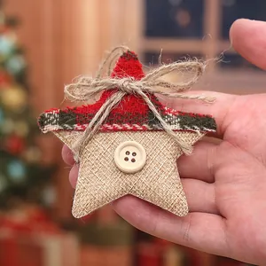 Handgemachter Weihnachts-Sternanhänger aus Sackleinen mit rotem Karomuster.