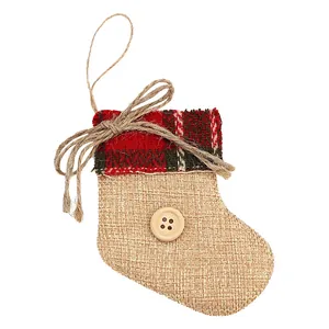 Mini-Weihnachtsstrumpf aus Jute mit rotem Karo-Rand und rustikalem Holzknopf-Detail