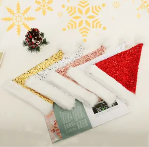 Vista dettagliata dei cappelli di Natale con paillettes e bordo in morbido peluche