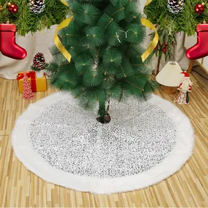 Zilveren pailletten kerstboomrok met witte rand van imitatiebont op een houten vloer