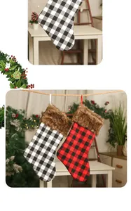 Detail van geblokte kerstsokken met bruine rand van imitatiebont hangend aan een touw