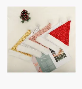 Assortimento di cappelli di Natale con paillettes e bordo in finta pelliccia bianca