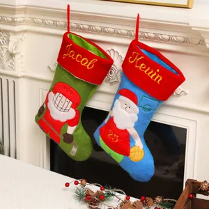 Detailansicht von Weihnachtsstrümpfen mit Basketball- und Hockey-Weihnachtsmann-Motiven