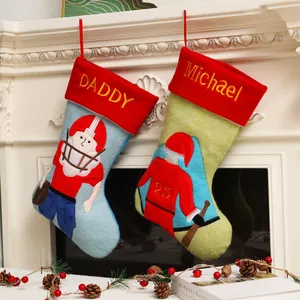 Detailansicht personalisierter Sport-Weihnachtssocken mit Football- und Baseball-Motiven.