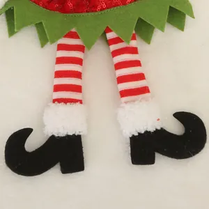 Detail van kerstelf wijnfleshoes met gestreepte benen en rood pailletten rokje