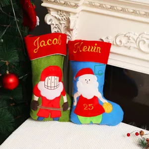 Personalisierte Sport-Weihnachtssocken mit Basketball- und Baseball-Weihnachtsmann-Motiv.