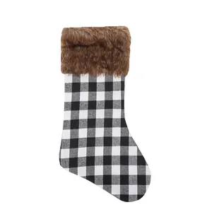Grote kerstkous met ruitpatroon en bruine rand van imitatiebont voor feestdecoratie.