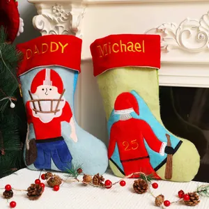 Detaillierte Ansicht von weihnachtlichen Socken mit Football- und Baseball-Motiven