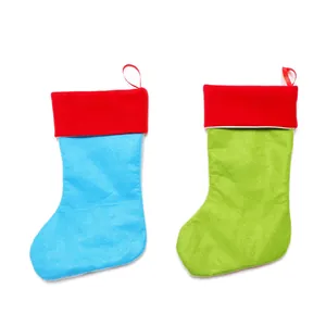 Paar leuchtend blaue und grüne Filz-Weihnachtsstrümpfe mit roten Umschlägen