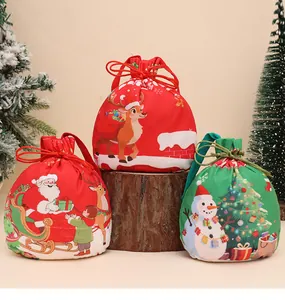 Sacchetti regalo natalizi con coulisse e vivaci stampe a tema Babbo Natale e renne.