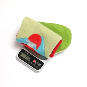 Detaillierte Gewichtsmessung eines Sport-Weihnachtsstrumpfs mit Baseball-Motiv, 74,5 g.