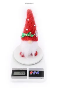 Detailansicht eines leichten roten Weihnachtszwergs mit einem Gewicht von 34,9 g