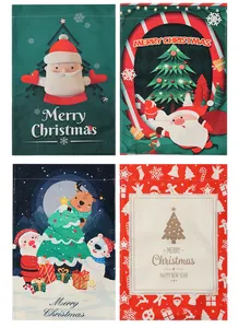 Dettaglio di quattro festose bandiere da giardino natalizie in lino con motivi di Babbo Natale
