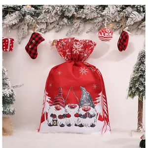 Vista detallada de bolsa navideña de arpillera roja con gnomos para regalos