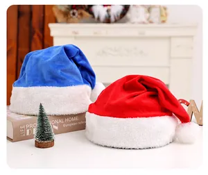 Detail van zachte pluche textuur en levendige kleuren van rode en blauwe kerstmutsen