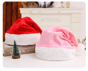 Detail van zachte pluche kerstmutsen in rood en roze met kerstversieringen