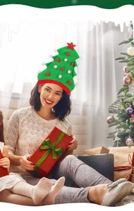 Festlicher grüner Weihnachtsbaum-Partyhut mit roten und weißen Pompons für Damen und Kinder.