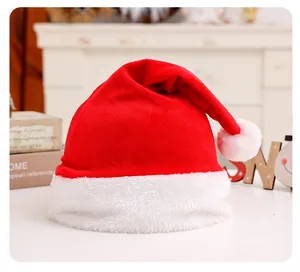 Detail van een zachte rode pluchen kerstmuts met een pluizige witte rand en pompon