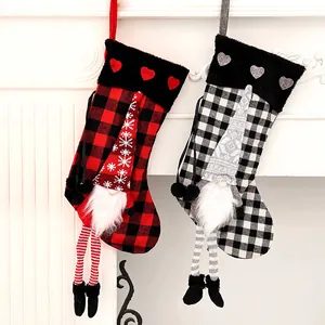 Chaussettes de Noël à Carreaux Avec Longues Jambes Pendantes Gnome en Peluche Décoration Cœur 3D Pour Cheminée Cadeau Noël
