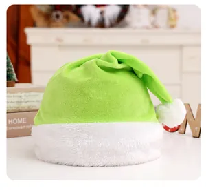 Detail van een felgroene fluwelen kerstmuts met witte pluche rand en een zachte pompon.