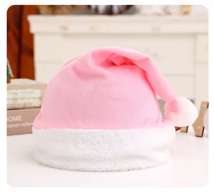 Detailopname van een zachte roze kerstmuts van kristalstof met witte pluchen rand en pompon