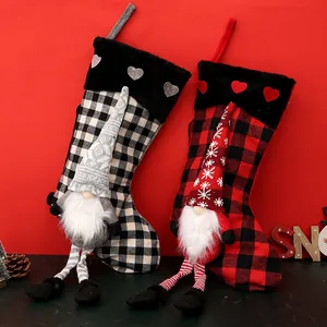 Lot de deux chaussettes de Noël festives à carreaux avec d'adorables gnomes 3D suspendus