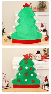Detailansicht eines kreativen Weihnachtsbaum-Partyhuts mit weichen Bommeln und Stern
