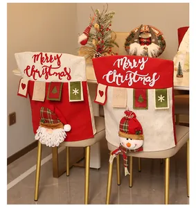 Vista detallada de fundas navideñas para sillas con muñecos 3D de Papá Noel y muñeco de nieve