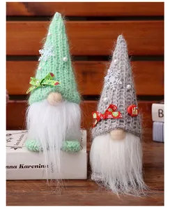 Handgefertigte Weihnachtswichtel mit Strickmützen und weißen Bärten, festliche Deko