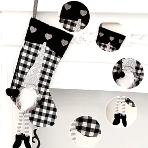 Chaussette de Noël à carreaux avec cœurs et jambes de gnome pendantes déco fête