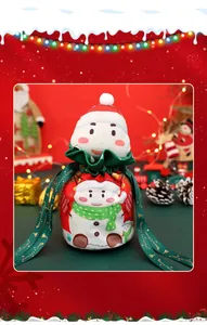 Detail van kerstcadeauzakje met sneeuwpopmotief en satijnen Merry Christmas-lintje