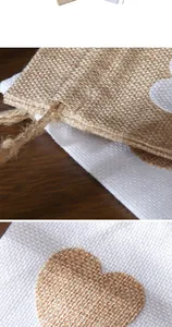 Primo piano delle texture dei sacchetti di juta rustici e dettaglio del cuore