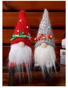 Detailansicht von Weihnachtsgnom-Puppen mit festlichen Strickmützen und flauschigem Bart