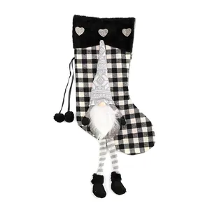 Chaussette de Noël à carreaux noir et blanc avec gnome à longues jambes et revers en peluche