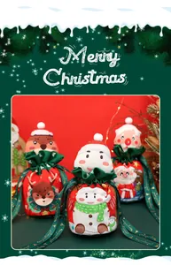 Kerstcadeauzakjes van fluweel met cartoonprint van de kerstman, sneeuwpop en rendier.