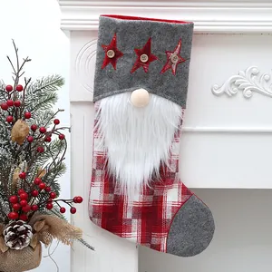 Calcetín de Navidad decorativo con gnomo y cuadros rojos para bolsa de regalos