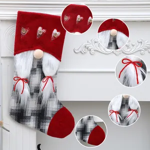 Calcetín de Navidad de gnomo festivo con trenzas de piel blanca y patrón de cuadros