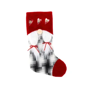 Calcetín de Navidad decorativo con gnomo bolsa de regalo con gorro rojo y estampado cuadros