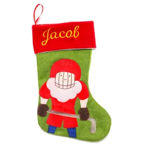 Detail einer grünen Socke mit Eishockey-Stickerei und Jacob-Namenszug am Rand