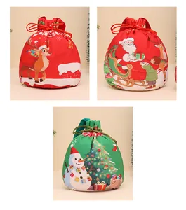 Dettaglio di sacchetti regalo natalizi con coulisse e stampe di Babbo Natale