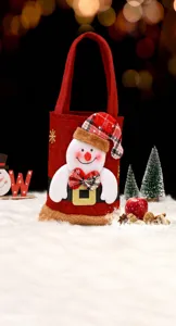 Vue détaillée d'un sac cadeau de Noël rouge festif avec un motif de bonhomme de neige