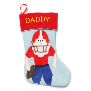 Personalisierte Weihnachtssocke mit Football-Motiv und besticktem Daddy-Schriftzug Detail