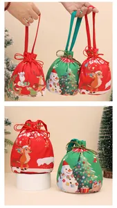 Dettaglio dei sacchetti regalo di Natale con coulisse e vivaci stampe a cartoni animati.