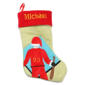 Detailansicht der Weihnachtsstrumpf mit Baseball-Motiv und Michael-Stickerei
