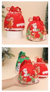 Dettaglio di vari sacchetti regalo di Natale con coulisse e stampe a cartoni animati